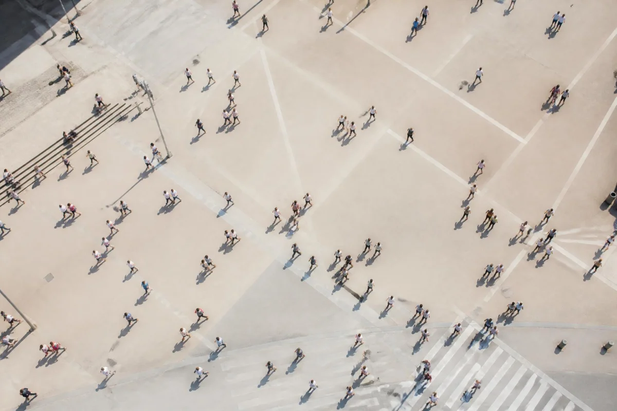 Vista aérea de personas desplazándose por un espacio urbano